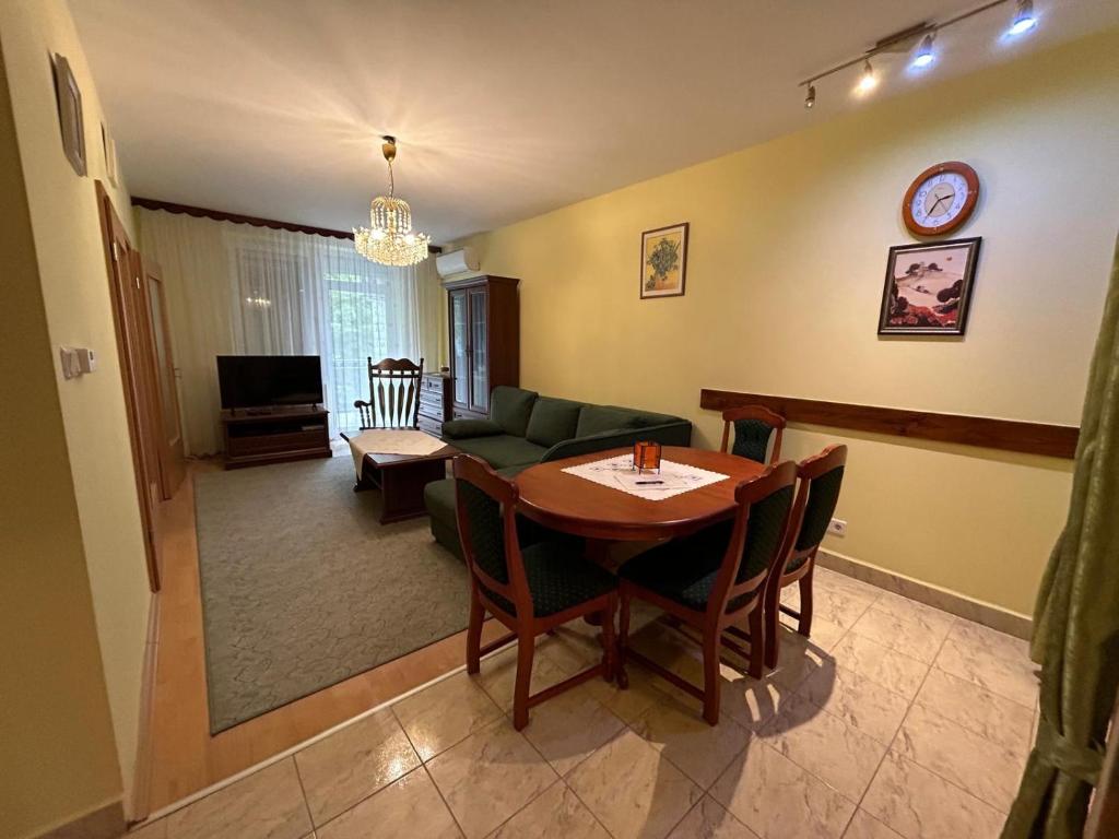 salon ze stołem i kanapą w obiekcie Rehab Apartment VIP w Hévízie
