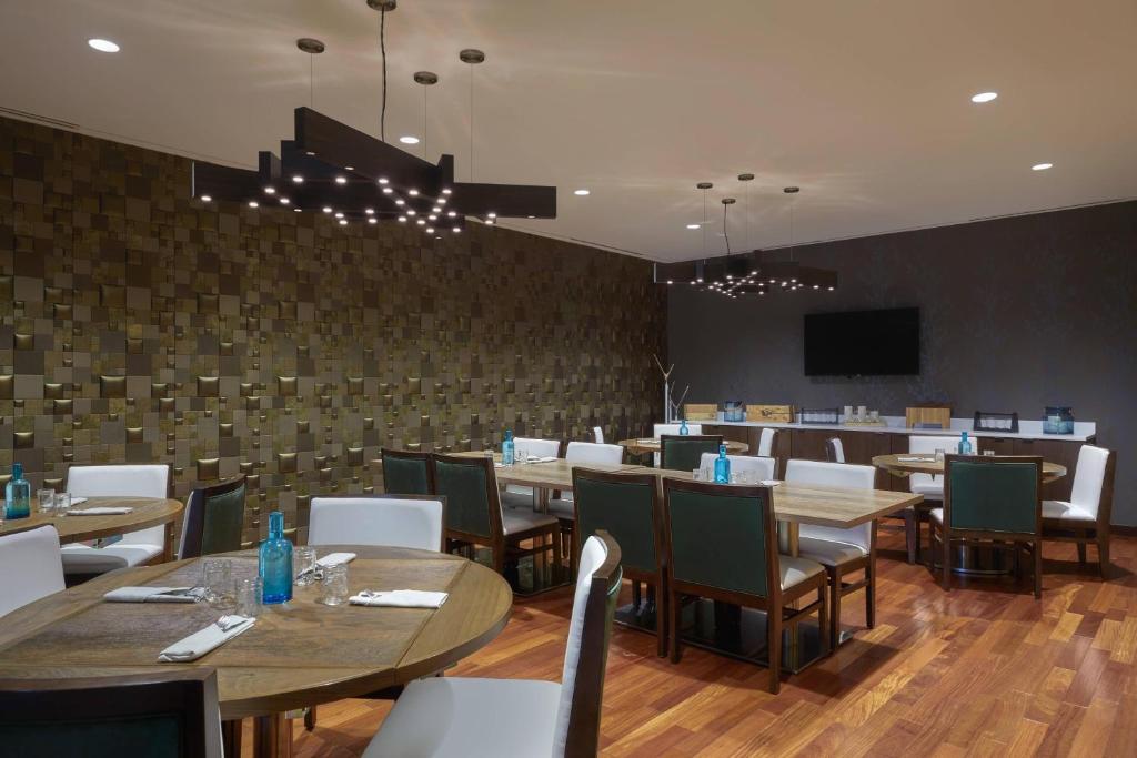 Veitingastaður eða matsölustaður á Calgary Airport Marriott In-Terminal Hotel