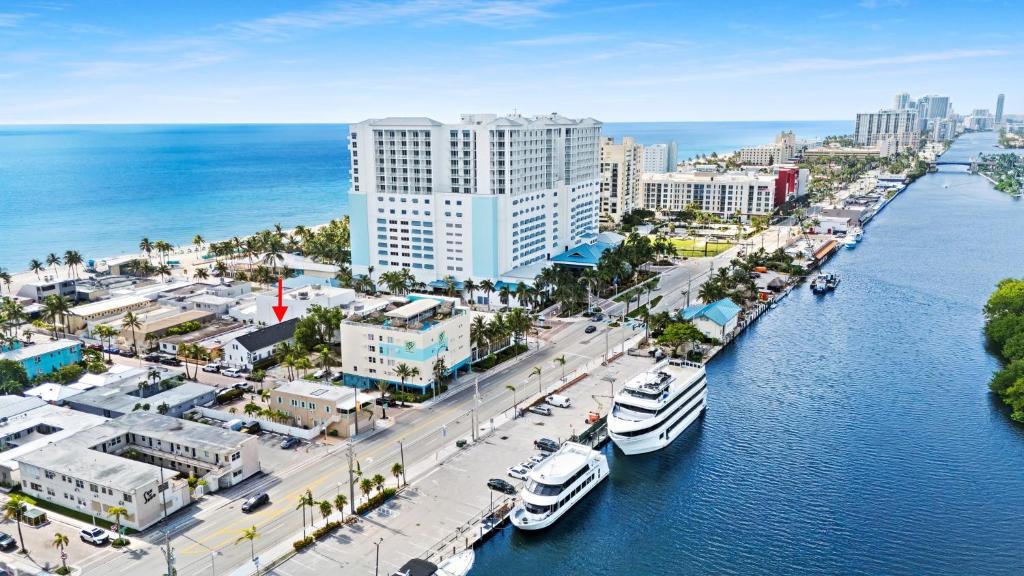 Una vista aérea de una ciudad con barcos en el agua. en Trendy LOFT apt Hollywood Beach Unit # 4, en Hollywood