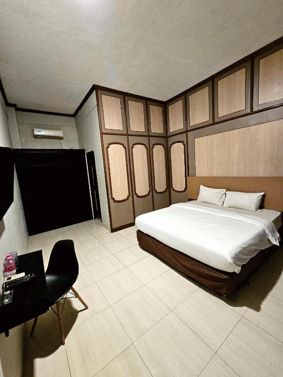 Postel nebo postele na pokoji v ubytování Airlangga Hotel