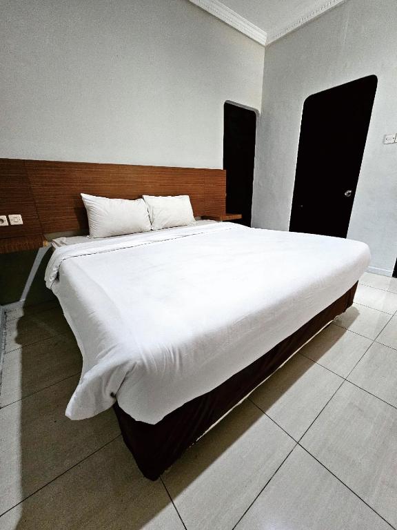 Postel nebo postele na pokoji v ubytování Airlangga Hotel