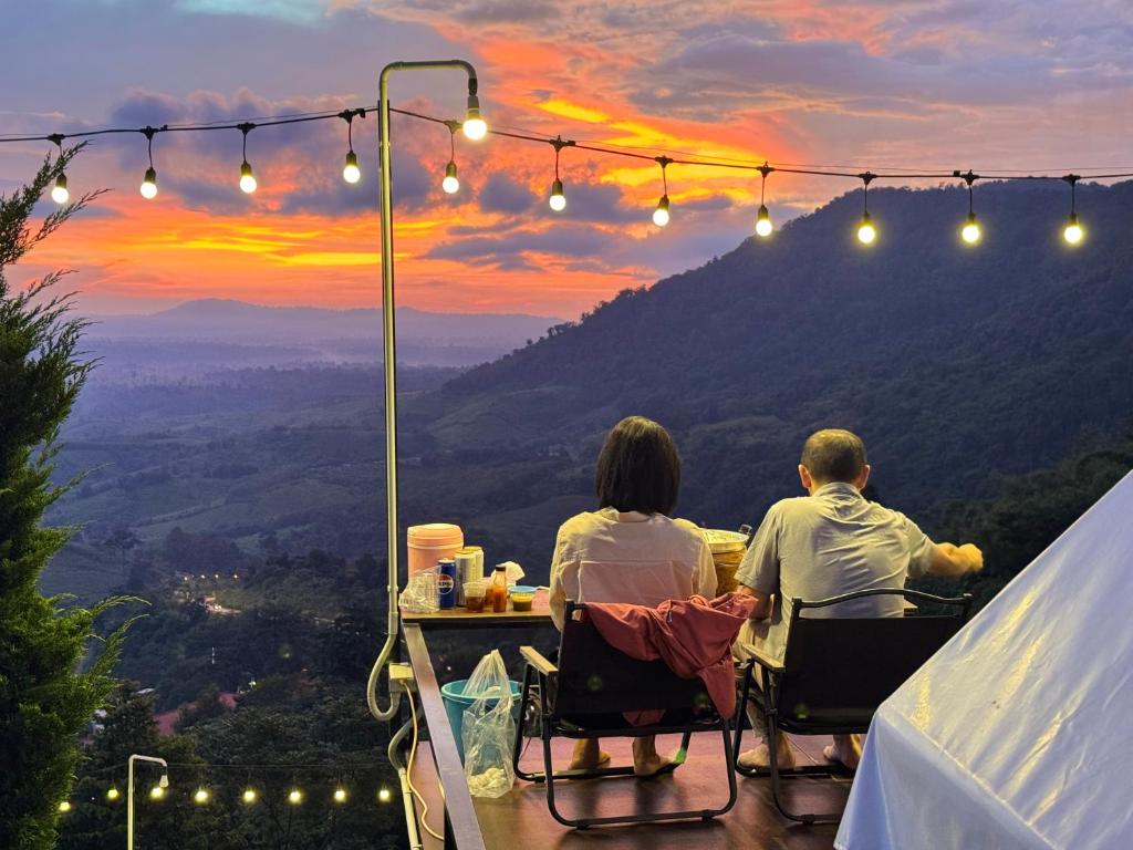 Nespecifikovaný výhled na hory nebo výhled na hory při pohledu z luxury tent