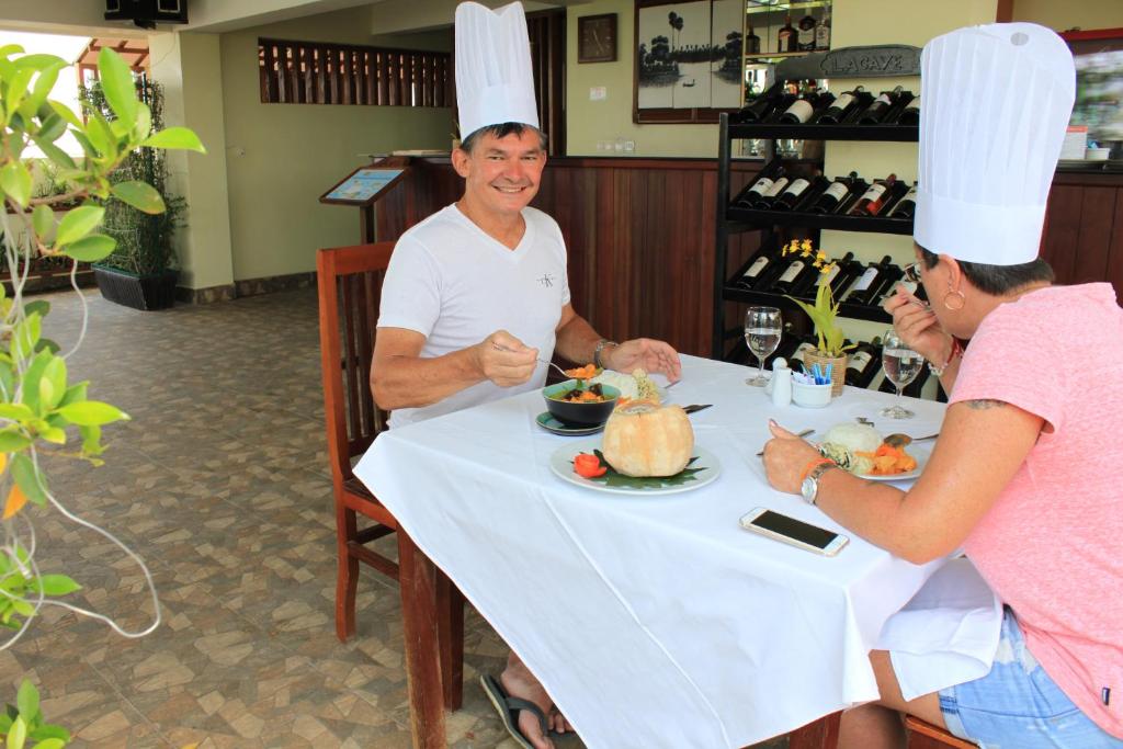 Jídlo v hotelu nebo okolí