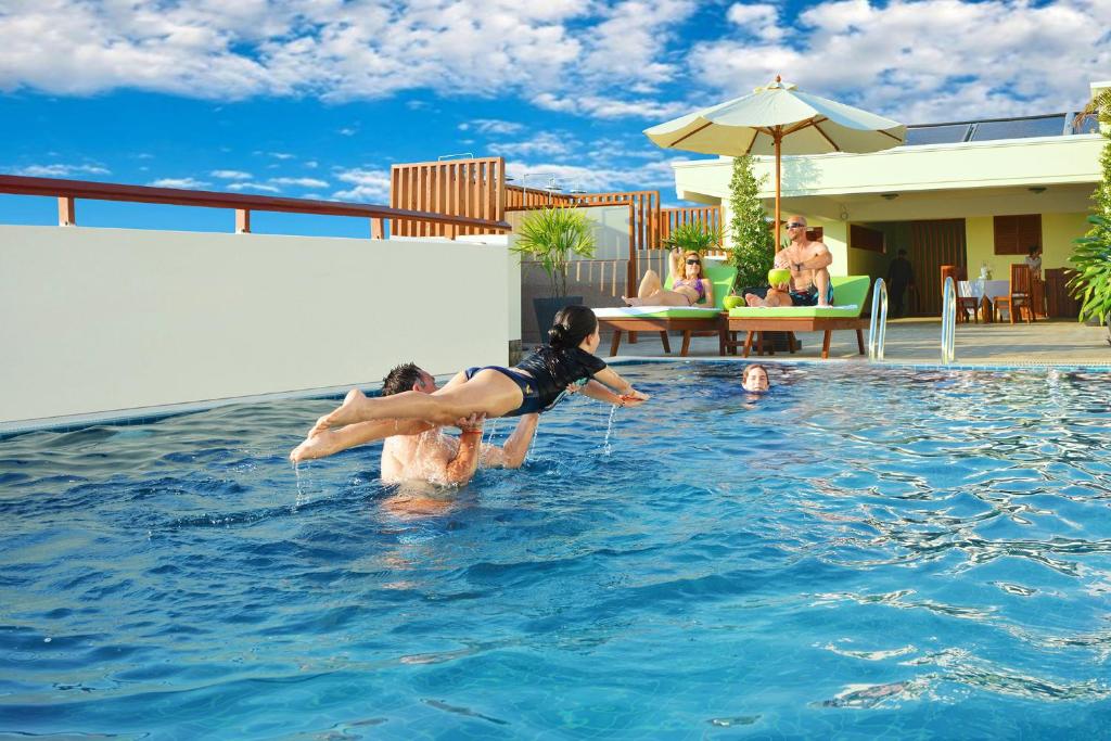 Bazén v ubytování Cheathata CTS Hotel Siem Reap nebo v jeho okolí