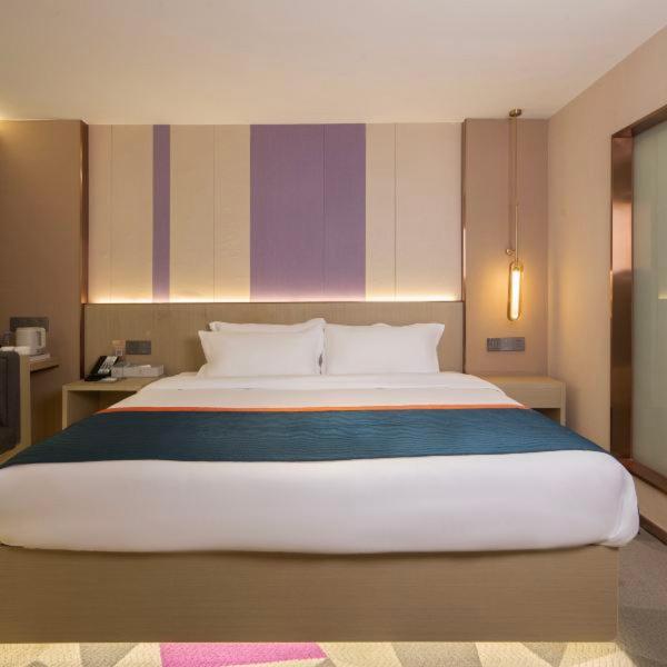 Postel nebo postele na pokoji v ubytování Shenzhen Jincheng Hotel