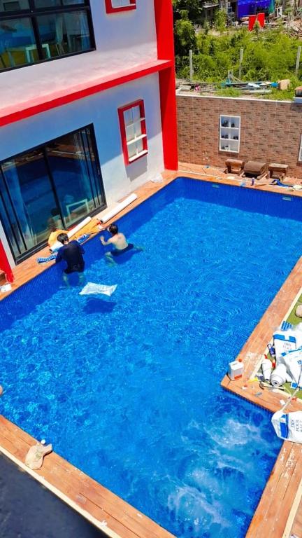 Bazén v ubytování Virawan home villa ที่พักเกาะล้าน nebo v jeho okolí