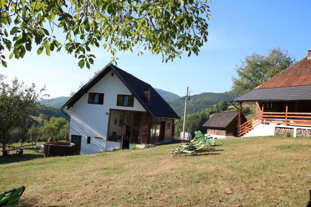 eine große weiße Scheune mit schwarzem Dach in der Unterkunft Casa Sufletului in Avram Iancu