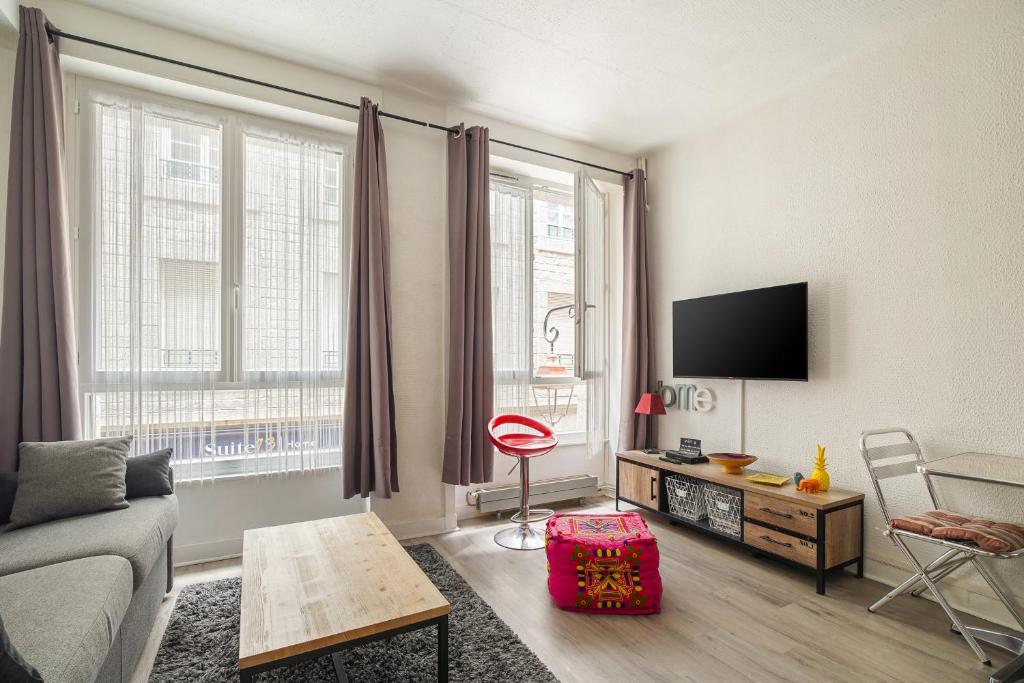 TV a/nebo společenská místnost v ubytování Nid Malouin Saint-Malo intramuros plage à 200m