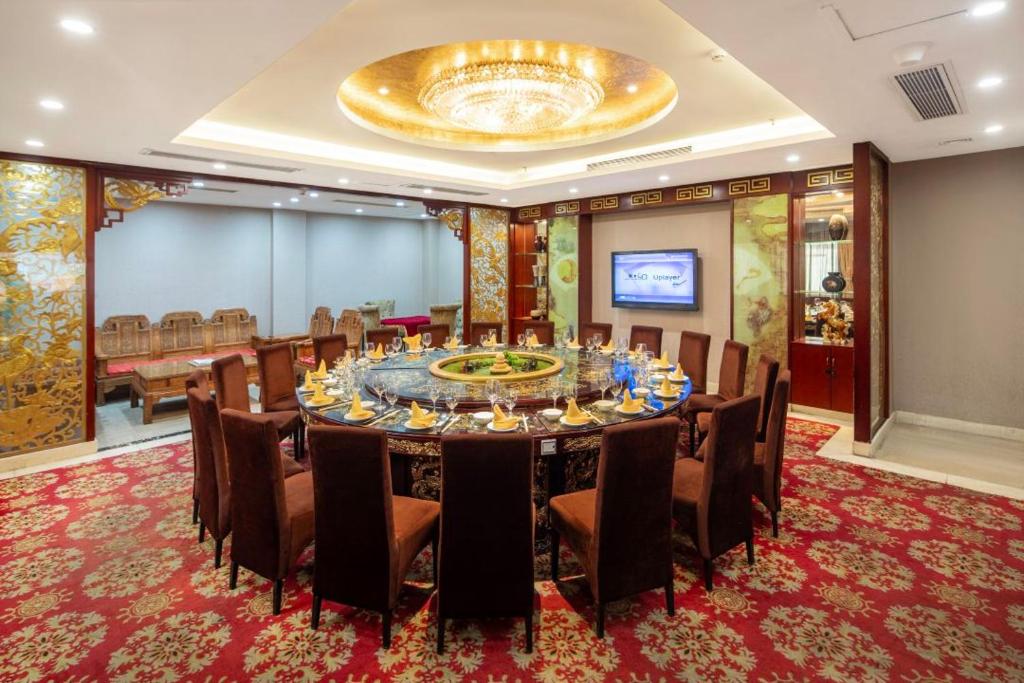 TV a/nebo společenská místnost v ubytování Shenzhen Jincheng Hotel