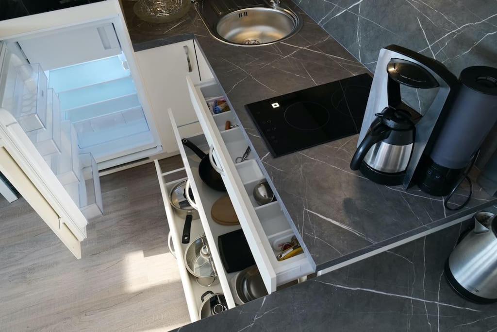 Příslušenství pro přípravu čaje a kávy v ubytování Wunderschöne Ferienwohnung mit Balkon in Aue