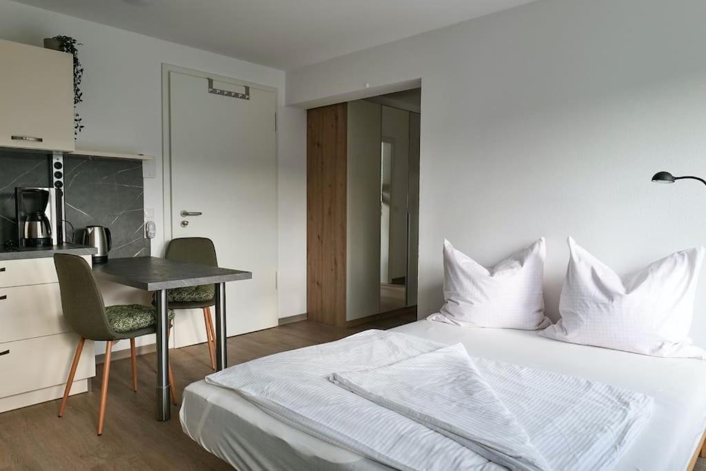 Postel nebo postele na pokoji v ubytování Wunderschöne Ferienwohnung mit Balkon in Aue
