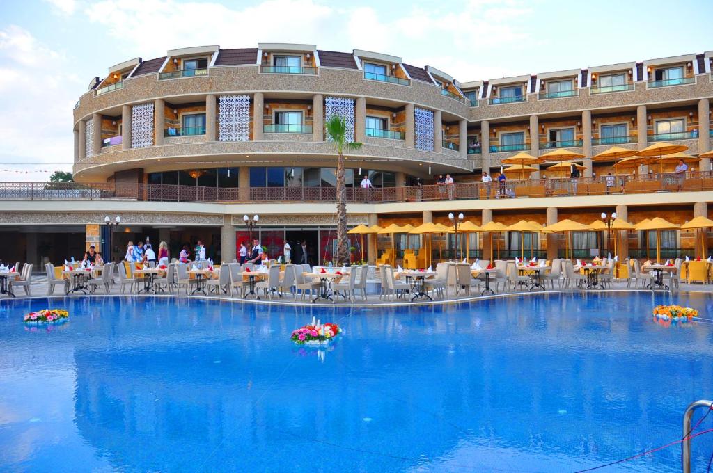 Poolen vid eller i närheten av Elamir Resort Hotel