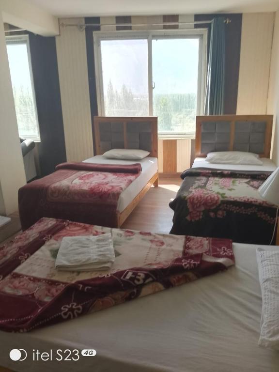 Mount View Hotel Skardu客房内的一张或多张床位