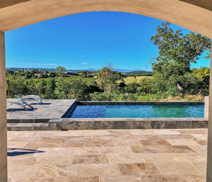 - une piscine au milieu d'un patio dans l'établissement Pax et Amor Chambres d'hôtes de charme - Charming B&B, à Mazerolles-du-Razès