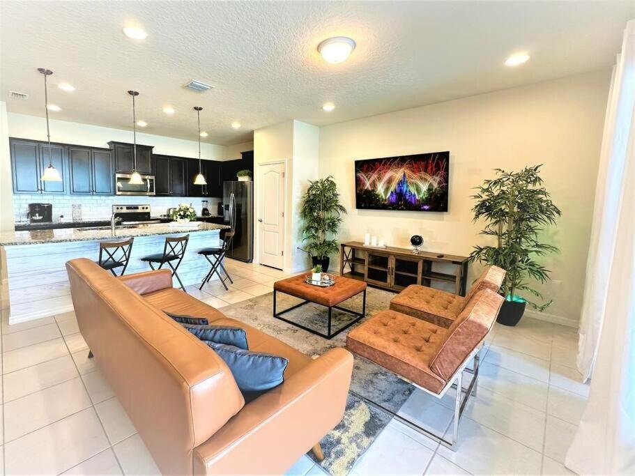 Stylish Home with Private Heated Pool BBQ Grill - Hizvo