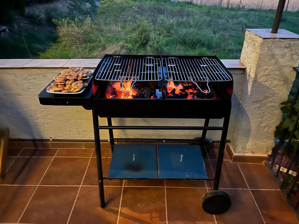 Gril dostupný pro hosty v apartmánu