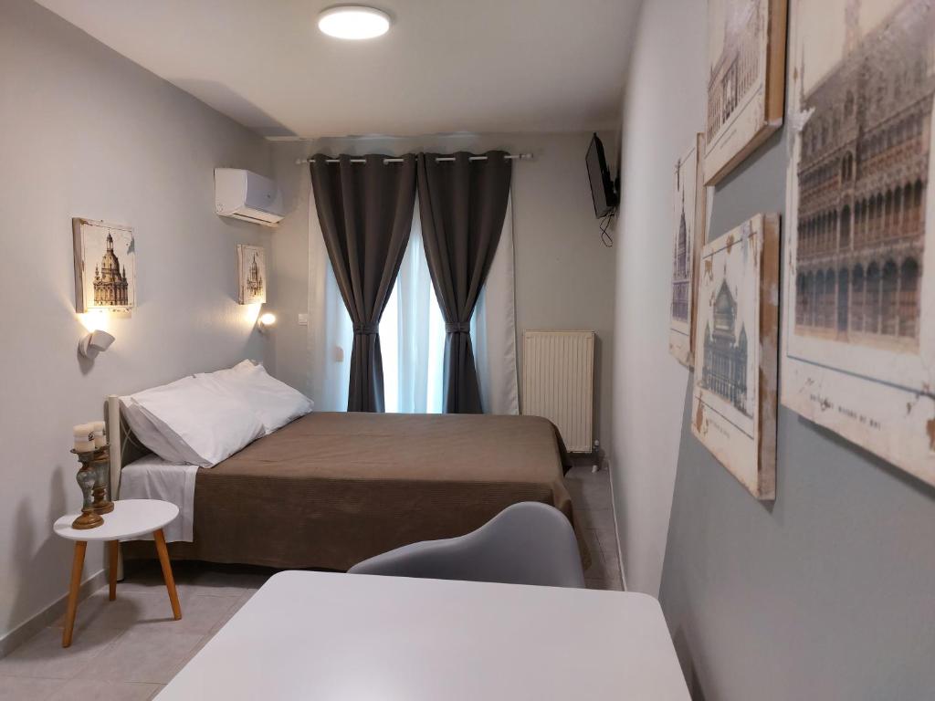 テッサロニキにあるGrey Roomのベッドと窓のある小さな部屋