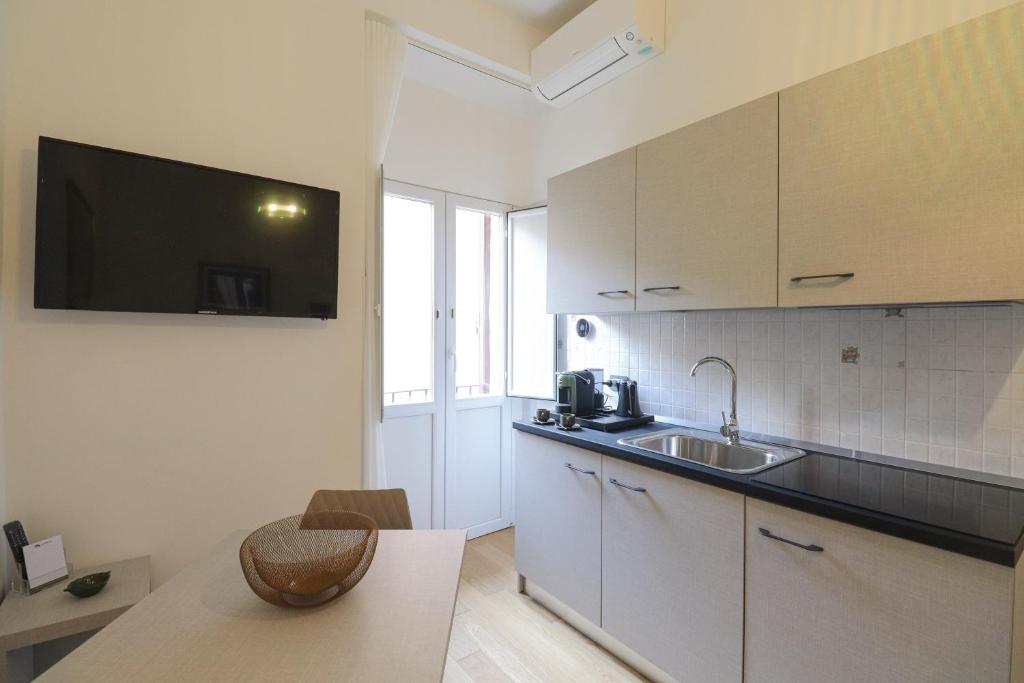 Kuchyň nebo kuchyňský kout v ubytování Re Di Rhome Guest House