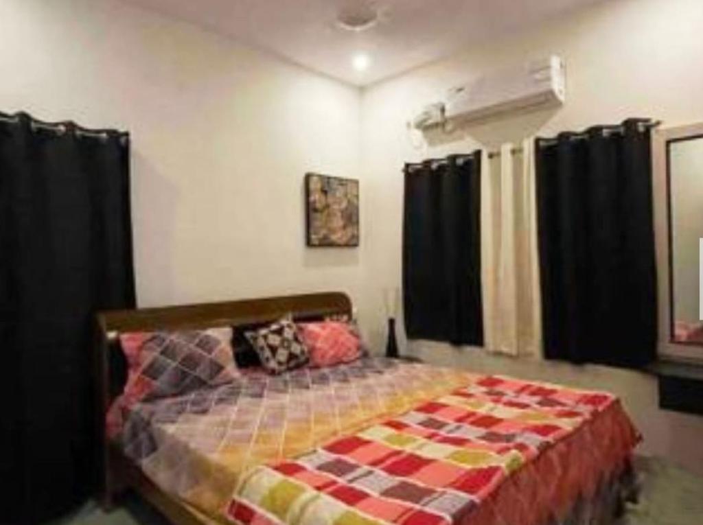 Postel nebo postele na pokoji v ubytování HOME STAY at SRIRAM VILLA Kumbakonam