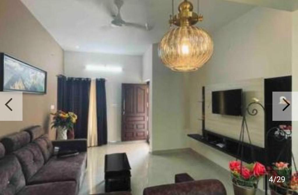 TV a/nebo společenská místnost v ubytování HOME STAY at SRIRAM VILLA Kumbakonam