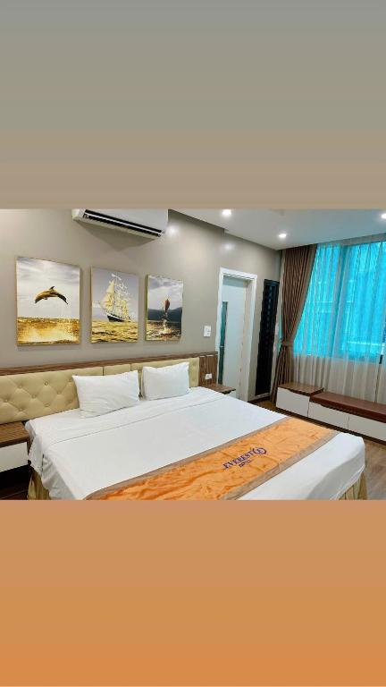 Postel nebo postele na pokoji v ubytování EVEREST HOTEL