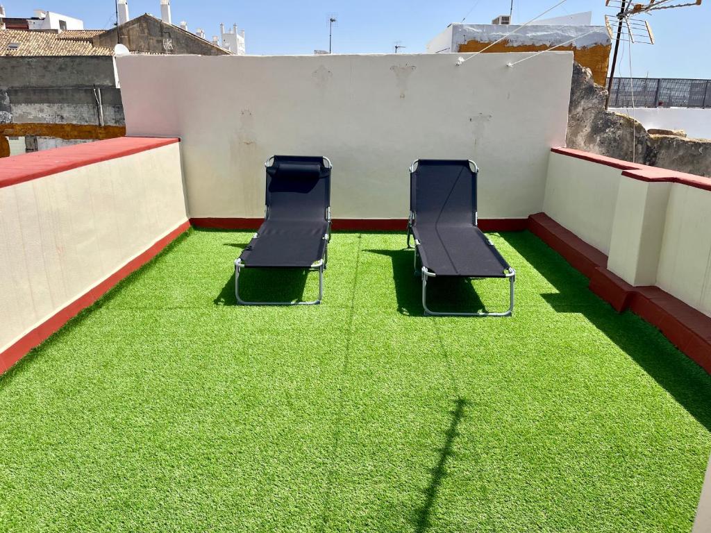 two chairs on a roof with green grass at El Capricho Vasco-Andaluz in El Puerto de Santa María