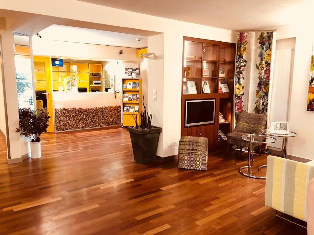 TV a/nebo společenská místnost v ubytování Hotel Felmis SELF CHECK-IN