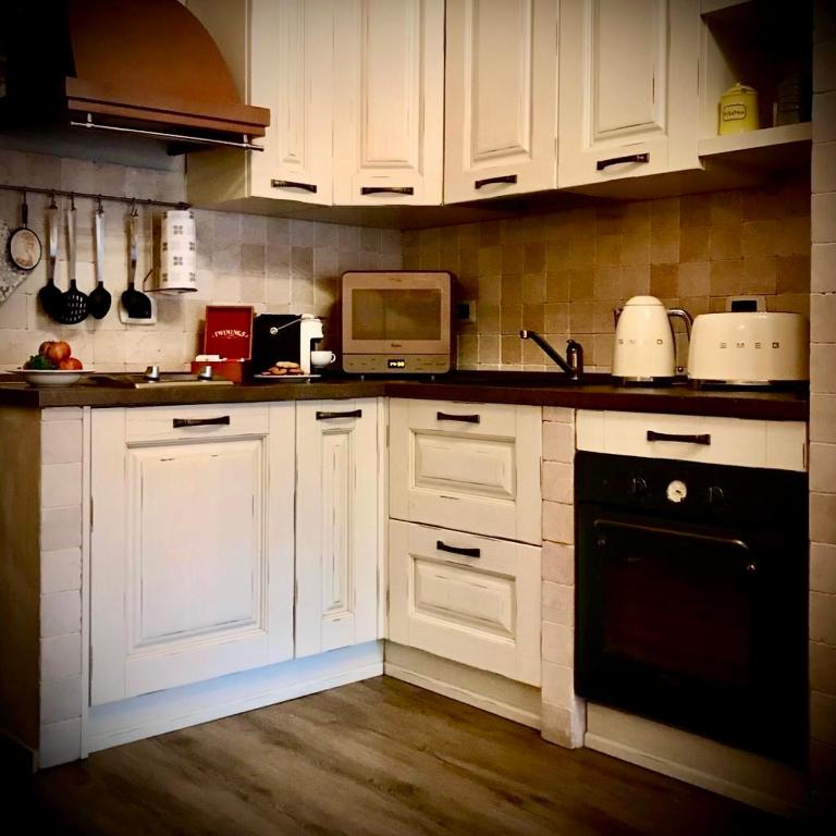 A kitchen or kitchenette at La maison nel cuore di Genova free parking