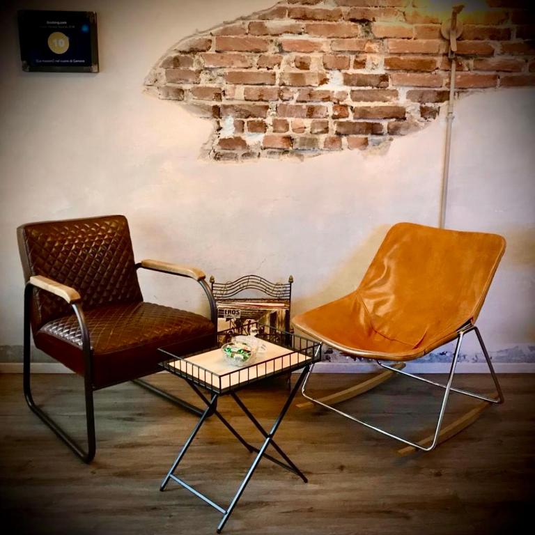 A seating area at La maison nel cuore di Genova free parking