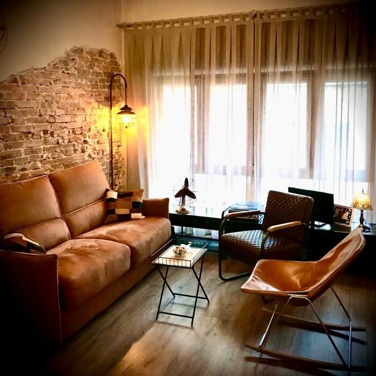 A seating area at La maison nel cuore di Genova free parking