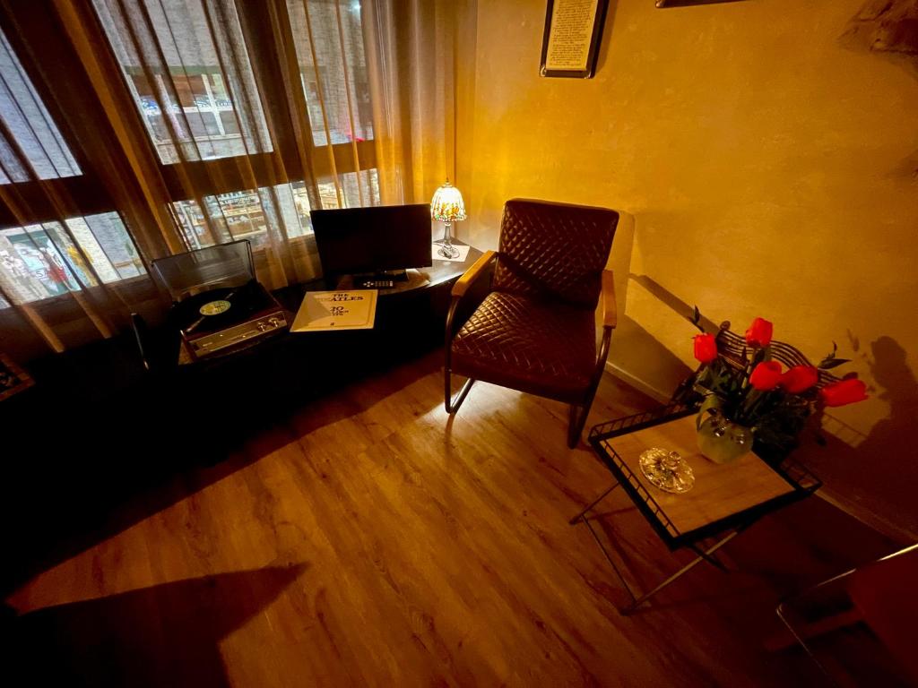 A seating area at La maison nel cuore di Genova free parking