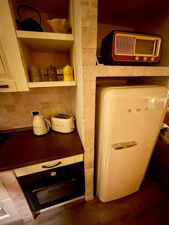 A kitchen or kitchenette at La maison nel cuore di Genova free parking