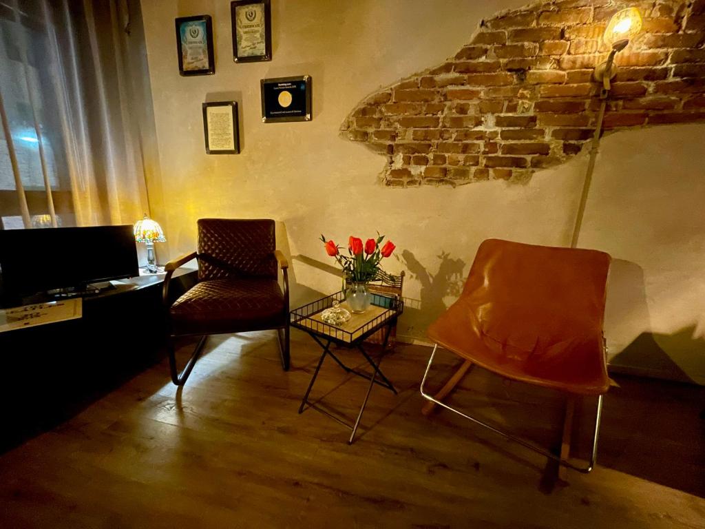 A seating area at La maison nel cuore di Genova free parking