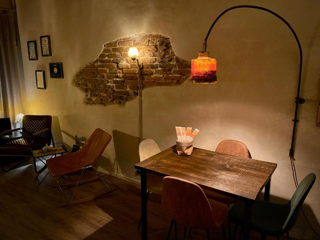 A seating area at La maison nel cuore di Genova free parking