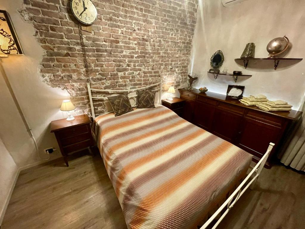 A bed or beds in a room at La maison nel cuore di Genova free parking