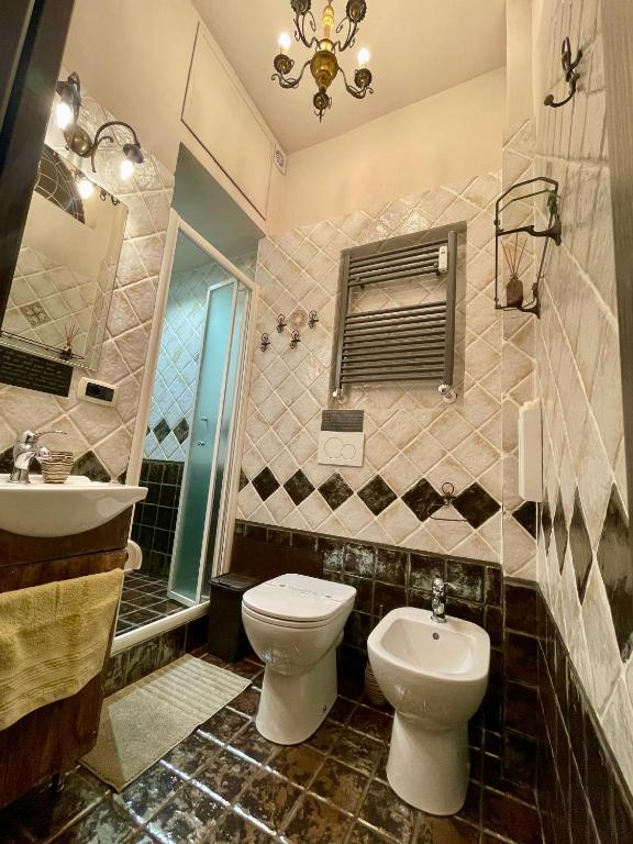A bathroom at La maison nel cuore di Genova free parking