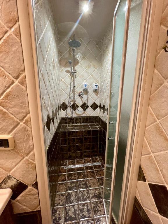 A bathroom at La maison nel cuore di Genova free parking