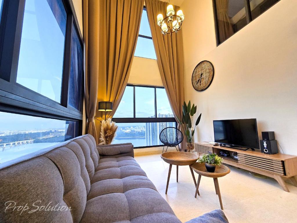 TV a/nebo společenská místnost v ubytování Loft Suite Seaview 2BR JB CIQ 8pax