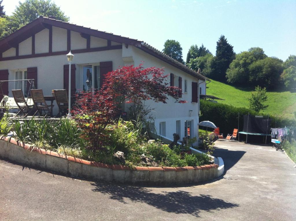 una casa con un jardín delante de ella en Lake House St Pee Sur Nivelle, en Saint-Pée-sur-Nivelle