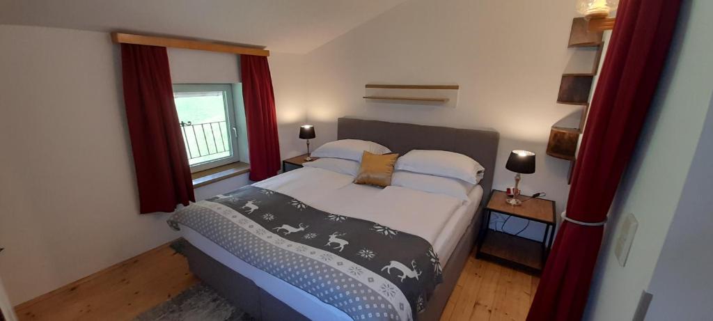 Posteľ alebo postele v izbe v ubytovaní Urlaub am Krausberghof, Apartment mit Balkon und Parkplatz, inmitten der Natur, kostenfreie Kaffeekapseln, 6 Fahrminuten zur Alpentherme Gastein und zur Schlossalmbahn, Spielplatz, großer Gartenbereich