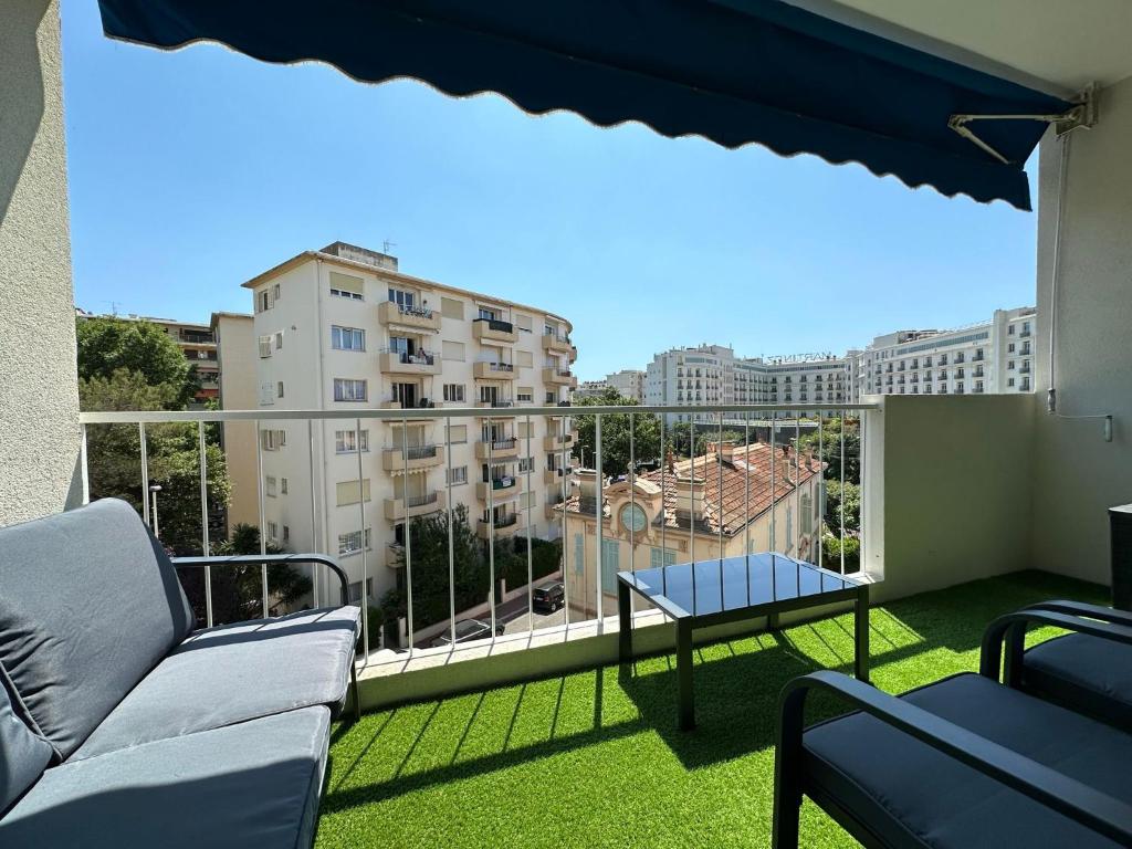 un balcon avec vue sur un immeuble dans l'établissement Appartement cosy à 2 pas de la Croisette, à Cannes