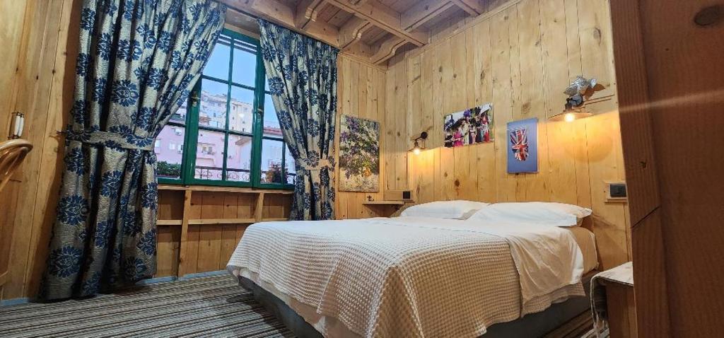 Postel nebo postele na pokoji v ubytování Hotel London