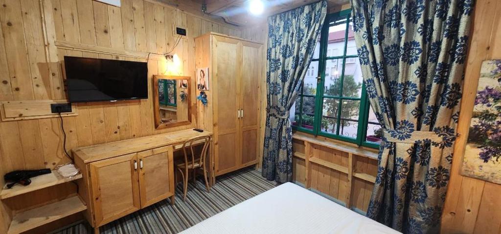TV a/nebo společenská místnost v ubytování Hotel London