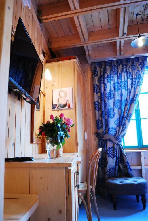 TV a/nebo společenská místnost v ubytování Hotel London