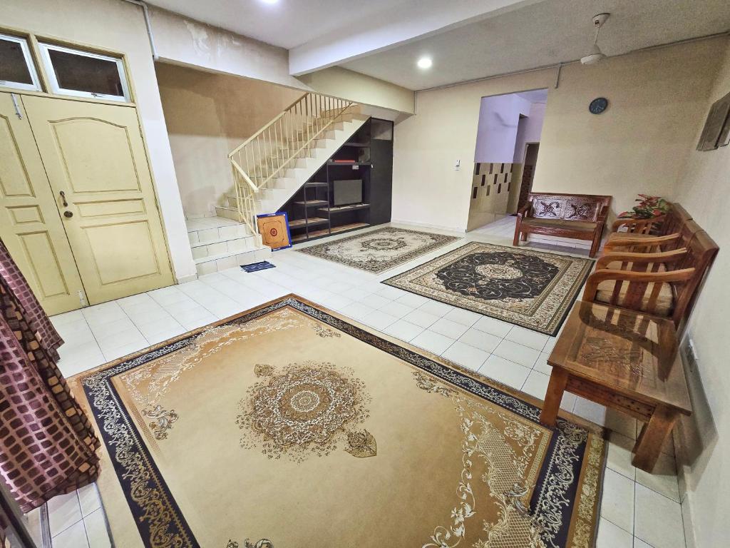 ein Wohnzimmer mit einer Treppe und einem Teppich aus der Luft in der Unterkunft Radzz Homestay in Kampung Gurun