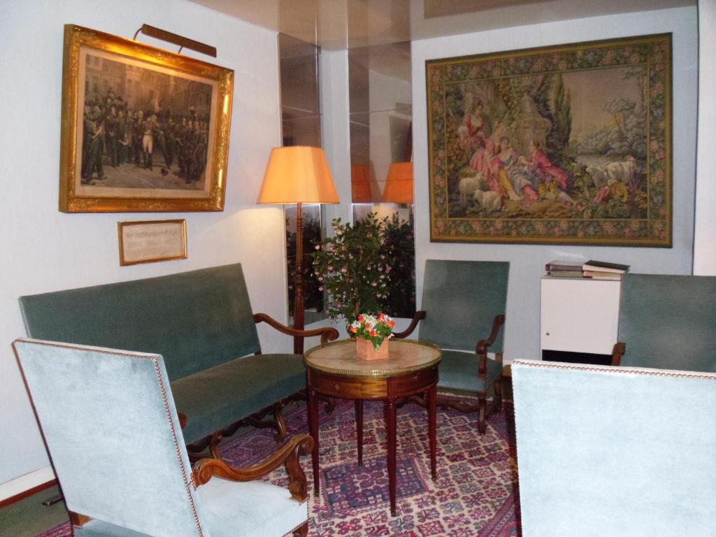 Posezení v ubytování Hôtel De Bale