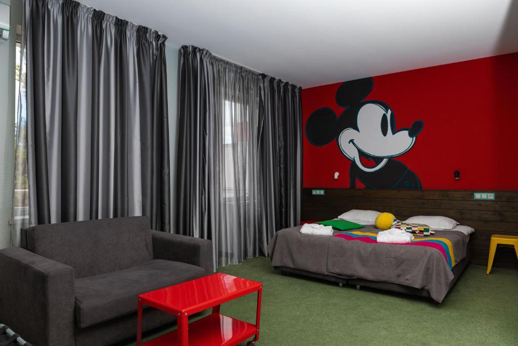 Postel nebo postele na pokoji v ubytování Emigrand Art Hotel