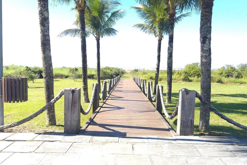 ポンタウ・ド・パラナにあるCasa Shangri-la Ar-Condicionado Piscina TV a cabo Wifi 360mbの公園内のヤシの木の遊歩道