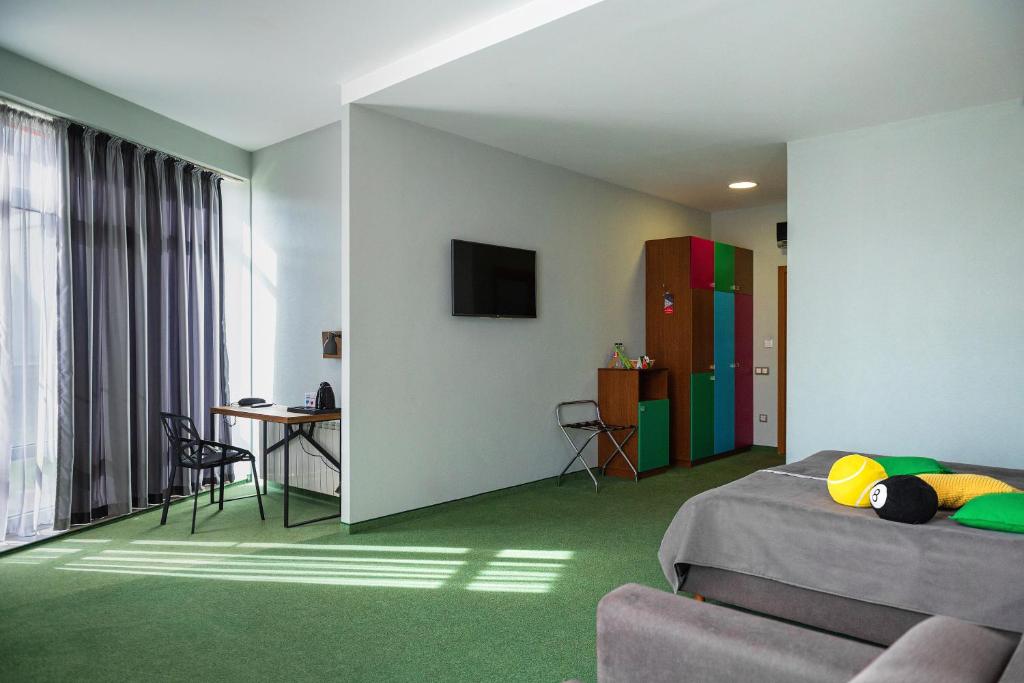 TV a/nebo společenská místnost v ubytování Emigrand Art Hotel