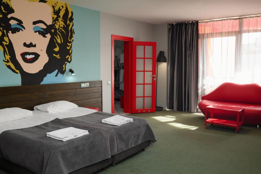 Postel nebo postele na pokoji v ubytování Emigrand Art Hotel